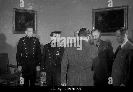 Warszawa, 1948-11-30. Prezydent RP Boles³aw Bierut (ty³em) przyj¹³ w Belwederze delegacjê Kopalni Zabrze-Wschód, która wrêczy³a prezydentowi mandat delegata na Kongres Zjednoczeniowy PPR i PPS oraz pami¹tkowy Album ilustruj¹cy odbudowê kopalni i zawieraj¹cy podobizny przodowników pracy w górnictwie. W sk³ad delegacji weszli: Sekretarz Komitetu Dzielnicowego PPR Zabrze Œródmieœcie J. Ratajczyk, II sekretarz Komitetu Miejskiego PPR W. Œmia³ek (1P), wicedyrektor Kopalni Zabrze-Wschód J. Cholewa (2P) oraz przodownicy pracy: przewodnicz¹cy Komitalowni Pöky (2L) który z³o¿ Stockfoto