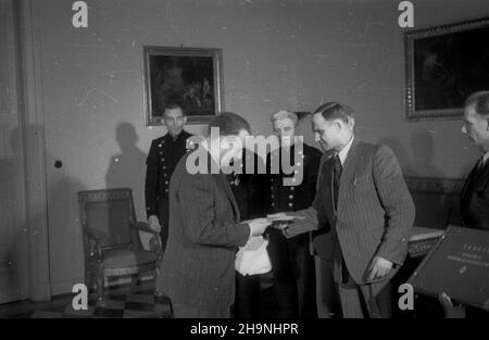 Warszawa, 1948-11-30. Prezydent RP Boles³aw Bierut (2L) przyj¹³ w Belwederze delegacjê Kopalni Zabrze-Wschód, która wrêczy³a prezydentowi mandat delegata na Kongres Zjednoczeniowy PPR i PPS oraz pami¹tkowy Album ilustruj¹cy odbudowê kopalni i zawieraj¹cy podobizny przodowników pracy w górnictwie. W sk³ad delegacji weszli: Sekretarz Komitetu Dzielnicowego PPR Zabrze Œródmieœcie J. Ratajczyk (P), II sekretarz Komitetu Miejskiego PPR W. Œmia³ek (2P), wicedyrektor Kopalni Zabrze-Wschód J. Cholewa oraz przodownicy pracy: przewodnicz¹cy Komitaletu Pecune, Kraszelew który z³o¿y³ Stockfoto