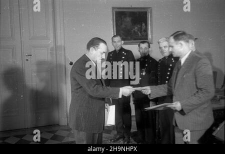 Warszawa, 1948-11-30. Prezydent RP Boles³aw Bierut (L) przyj¹³ w Belwederze delegacjê Kopalni Zabrze-Wschód, która wrêczy³a prezydentowi mandat delegata na Kongres Zjednoczeniowy PPR i PPS oraz pami¹tkowy Album ilustruj¹cy odbudowê kopalni i zawieraj¹cy podobizny przodowników pracy w górnictwie. W sk³ad delegacji weszli: Sekretarz Komitetu Dzielnicowego PPR Zabrze Œródmieœcie J. Ratajczyk, II sekretarz Komitetu Miejskiego PPR W. Œmia³ek (P), wicedyrektor Kopalni Zabrze-Wschód J. Cholewa oraz przodownicy pracy: przewodnicz¹cy Komitetu PPR w-3L Krasalowni (Kopalni) który z³o¿y³ Stockfoto