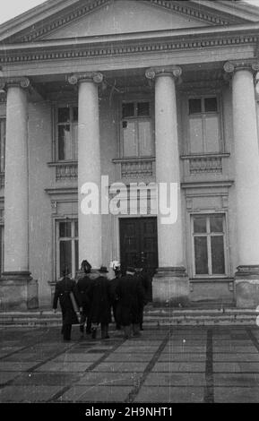 Warszawa, 1948-11-30. Prezydent RP Boles³aw Bierut przyj¹³ w Belwederze delegacjê Kopalni Zabrze-Wschód, która wrêczy³a prezydentowi mandat delegata na Kongres Zjednoczeniowy PPR i PPS oraz pami¹tkowy Album ilustruj¹cy odbudowê kopalni i zawieraj¹cy podobizny przodowników pracy w górnictwie. NZ. Delegacja wchodzi do Belwederu. uu PAP Warschau, 30. November 1948. Polens Präsident Boleslaw Bierut (von hinten gesehen) empfängt im Schloss Belvedere eine Delegation der Kohlebergwerke Zabrze-Wschod, die dem Präsidenten das Mandat eines Delegierten für den Vereinigungskongress der PPS und PPR und überreichte Stockfoto