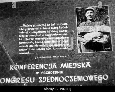 Warszawa, 1948-11-30. Prezydent RP Boles³aw Bierut przyj¹³ w Belwederze delegacjê Kopalni Zabrze-Wschód, która wrêczy³a prezydentowi mandat delegata na Kongres Zjednoczeniowy PPR i PPS oraz pami¹tkowy Album (nz.) ilustruj¹cy odbudowê kopalni i zawieraj¹cy podobizny przodowników pracy w górnictwie. W sk³ad delegacji weszli: Sekretarz Komitetu Dzielnicowego PPR Zabrze Œródmieœcie J. Ratajczyk, II sekretarz Komitetu Miejskiego PPR W. Œmia³ek, wicedyrektor Kopalni Zabrze-Wschód J. Cholewa oraz przodownicy pracy: przewodnicz¹cy Komitetu PPR w kopalowni Kreleco-który z³o¿y³ Stockfoto