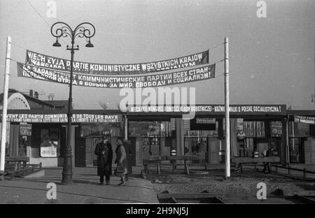 Warszawa, 1948-12. Przed Kongresem Zjednoczeniowym PPR (Polska Partia Robotnicza) i PPS (Polska Partia Socjalistyczna), (15-22 XII 1948), stolica przybra³a odœwiêtny wygl¹d. G³ówne ulice, place i budynki publiczne dekorowano flagami, sztandarami, has³ami propagandowymi, portretami dzia³aczy partyjnych, robotniczych oraz przodowników pracy. NZ. Dekoracje propagandowe przed dworcem kolejowym Warszawa G³ówna Osobowa; widok na ulicê Towarow¹. mta PAP Dok³adny dzieñ wydarzenia nieustalony. Warschau, Dezember 1948. Warschau wurde für den Einigungskongress der Polnischen Arbeiterpartei (PPR) ausgezeichnet Stockfoto