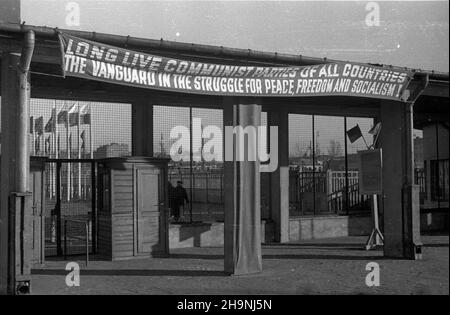 Warszawa, 1948-12. Przed Kongresem Zjednoczeniowym PPR (Polska Partia Robotnicza) i PPS (Polska Partia Socjalistyczna), (15-22 XII 1948), stolica przybra³a odœwiêtny wygl¹d. G³ówne ulice, place i budynki publiczne dekorowano flagami, sztandarami, has³ami propagandowymi, portretami dzia³aczy partyjnych, robotniczych oraz przodowników pracy. NZ. Dekoracje propagandowe przed dworcem kolejowym Warszawa G³ówna Osobowa; widok na ulicê Towarow¹. mta PAP Dok³adny dzieñ wydarzenia nieustalony. Warschau, Dezember 1948. Warschau wurde für den Einigungskongress der Polnischen Arbeiterpartei (PPR) ausgezeichnet Stockfoto