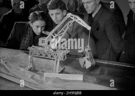 Warszawa, 1948-12. Wystawa darów od klasy robotniczej na Kongres Zjednoczeniowy Polskiej Zjednoczonej Partii Robotniczej, prezentowana w dniach 21-30 grudnia w trzech salach gmachu Politechniki Warszawskiej, a nastêpnie przeniesiona do Muzeum Narodowego. NZ. Modell dŸwigu wykonany przez pracowników przemys³u wêglowego. mw PAP Dok³adny dzieñ wydarzenia nieustalony. Warschau, Dezember 1948. Die Ausstellung der Geschenke der Werktätigen an den Vereinigungskongress der Polnischen Arbeiterpartei, die vom 21. Bis 30. Dezember in drei Sälen der Technischen Universität Warschau und später im Nationalmuseum gezeigt wurde. P Stockfoto