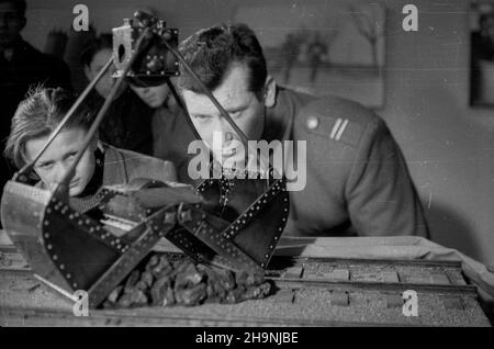 Warszawa, 1948-12. Wystawa darów od klasy robotniczej na Kongres Zjednoczeniowy Polskiej Zjednoczonej Partii Robotniczej, prezentowana w dniach 21-30 grudnia w trzech salach gmachu Politechniki Warszawskiej, a nastêpnie przeniesiona do Muzeum Narodowego. NZ. Modell chwytaka. mw PAP Dok³adny dzieñ wydarzenia nieustalony. Warschau, Dezember 1948. Die Ausstellung der Geschenke der Werktätigen an den Vereinigungskongress der Polnischen Arbeiterpartei, die vom 21. Bis 30. Dezember in drei Sälen der Technischen Universität Warschau gezeigt und später ins Nationalmuseum verlegt wurde. Bild: Ein maßstabsgegegegegegegegegegegezeigetes Greifmodell Stockfoto