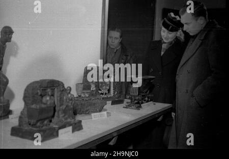 Warszawa, 1948-12. Wystawa darów od klasy robotniczej na Kongres Zjednoczeniowy Polskiej Zjednoczonej Partii Robotniczej, prezentowana w dniach 21-30 grudnia w trzech salach gmachu Politechniki Warszawskiej, a nastêpnie przeniesiona do Muzeum Narodowego. NZ. dary polskich górników. mw PAP Dok³adny dzieñ wydarzenia nieustalony. Warschau, Dezember 1948. Die Ausstellung der Geschenke der Werktätigen an den Vereinigungskongress der Polnischen Arbeiterpartei, die vom 21. Bis 30. Dezember in drei Sälen der Technischen Universität Warschau gezeigt und später ins Nationalmuseum verlegt wurde. Im Bild: Geschenke aus polnischem Min Stockfoto