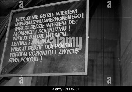 Warszawa, 1948-12. Wystawa darów od klasy robotniczej na Kongres Zjednoczeniowy Polskiej Zjednoczonej Partii Robotniczej, prezentowana w dniach 21-30 grudnia w trzech salach gmachu Politechniki Warszawskiej, a nastêpnie przeniesiona do Muzeum Narodowego. NZ. has³a propagandowe. mw PAP Dok³adny dzieñ wydarzenia nieustalony. Warschau, Dezember 1948. Die Ausstellung der Geschenke der Werktätigen an den Vereinigungskongress der Polnischen Arbeiterpartei, die vom 21. Bis 30. Dezember in drei Sälen der Technischen Universität Warschau gezeigt und später ins Nationalmuseum verlegt wurde. Im Bild: Propaganda-Slogans. mw P Stockfoto