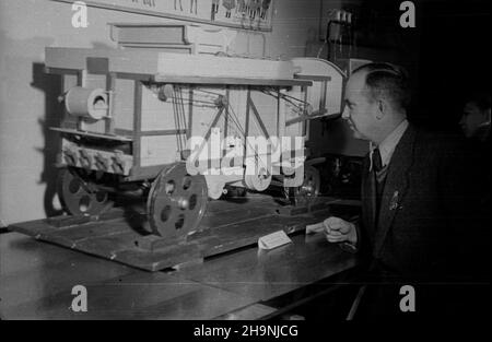 Warszawa, 1948-12. Wystawa darów od klasy robotniczej na Kongres Zjednoczeniowy Polskiej Zjednoczonej Partii Robotniczej, prezentowana w dniach 21-30 grudnia w trzech salach gmachu Politechniki Warszawskiej, a nastêpnie przeniesiona do Muzeum Narodowego. NZ. Modell m³ockarni od rolników. mw PAP Dok³adny dzieñ wydarzenia nieustalony. Warschau, Dezember 1948. Die Ausstellung der Geschenke der Werktätigen an den Vereinigungskongress der Polnischen Arbeiterpartei, die vom 21. Bis 30. Dezember in drei Sälen der Technischen Universität Warschau gezeigt und später ins Nationalmuseum verlegt wurde. Im Bild: Ein Modell von Stockfoto