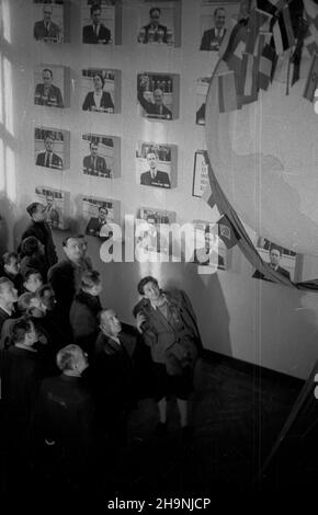 Warszawa, 1948-12. Wystawa darów od klasy robotniczej na Kongres Zjednoczeniowy Polskiej Zjednoczonej Partii Robotniczej, prezentowana w dniach 21-30 grudnia w trzech salach gmachu Politechniki Warszawskiej, a nastêpnie przeniesiona do Muzeum Narodowego. NZ. zdjêcia portretowe przodowników pracy. mw PAP Dok³adny dzieñ wydarzenia nieustalony. Warschau, Dezember 1948. Die Ausstellung der Geschenke der Werktätigen an den Vereinigungskongress der Polnischen Arbeiterpartei, die vom 21. Bis 30. Dezember in drei Sälen der Technischen Universität Warschau gezeigt und später ins Nationalmuseum verlegt wurde. Im Bild: Portrai Stockfoto