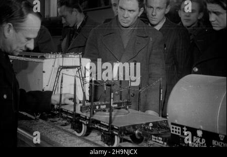 Warszawa, 1948-12. Wystawa darów od klasy robotniczej na Kongres Zjednoczeniowy Polskiej Zjednoczonej Partii Robotniczej, prezentowana w dniach 21-30 grudnia w trzech salach gmachu Politechniki Warszawskiej, a nastêpnie przeniesiona do Muzeum Narodowego. NZ. Model poci¹gu towarowego wykonany przez zespó³ pracowników przemys³u ciê¿kiego z Poznania i Wroc³awia. mw PAP Dok³adny dzieñ wydarzenia nieustalony. Warschau, Dezember 1948. Die Ausstellung der Geschenke der Werktätigen an den Vereinigungskongress der Polnischen Arbeiterpartei, die vom Dez. an in drei Sälen der Technischen Universität Warschau präsentiert wird Stockfoto