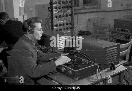 Warszawa, 1948-12. Kongres Zjednoczeniowy Polskiej Partii Robotniczej (PPR) i Polskiej Partii Socjalistycznej (PPS), 15-21 XII, w auli Politechniki Warszawskiej. I Zjazd Polskiej Zjednoczonej Partii Robotniczej (PZPR). Biuro Kongresowe. NZ. technik H. Struszkiewicz przy aparaturze miksuj¹cej. wb PAP Dok³adny dzieñ wydarzenia nieustalony. Warschau, Dezember 1948. Der Vereinigungskongress der Polnischen Arbeiterpartei (PPR) und der Polnischen Sozialistischen Partei (PPS), an der Technischen Universität Warschau am 15. Und 21. Dezember. Der Kongress der Polnischen Vereinigten Arbeiterpartei (PZPR) von 1st. Das Kongressbüro. Im Bild: te Stockfoto