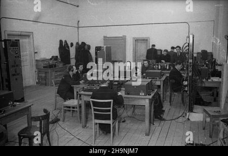 Warszawa, 1948-12. Kongres Zjednoczeniowy Polskiej Partii Robotniczej (PPR) i Polskiej Partii Socjalistycznej (PPS), 15-21 XII, w auli Politechniki Warszawskiej. I Zjazd Polskiej Zjednoczonej Partii Robotniczej (PZPR). Biuro Kongresowe. NZ. centrum radiowe obs³ugiwane przez techników z Polskiego Radia. wb PAP Dok³adny dzieñ wydarzenia nieustalony. Warschau, Dezember 1948. Der Vereinigungskongress der Polnischen Arbeiterpartei (PPR) und der Polnischen Sozialistischen Partei (PPS), an der Technischen Universität Warschau am 15. Und 21. Dezember. Der Kongress der Polnischen Vereinigten Arbeiterpartei (PZPR) von 1st. Das Kongressbüro. Pi Stockfoto