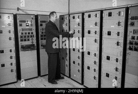 Warszawa, 1948-12. Kongres Zjednoczeniowy Polskiej Partii Robotniczej (PPR) i Polskiej Partii Socjalistycznej (PPS), 15-21 XII, w auli Politechniki Warszawskiej. I Zjazd Polskiej Zjednoczonej Partii Robotniczej (PZPR). Biuro Kongresowe. NZ. In¿. Jêdrychowski przy urz¹dzeniach radiowêz³a. wb PAP Dok³adny dzieñ wydarzenia nieustalony. Warschau, Dezember 1948. Der Vereinigungskongress der Polnischen Arbeiterpartei (PPR) und der Polnischen Sozialistischen Partei (PPS), an der Technischen Universität Warschau am 15. Und 21. Dezember. Der Kongress der Polnischen Vereinigten Arbeiterpartei (PZPR) von 1st. Das Kongressbüro. Im Bild: Enginee Stockfoto