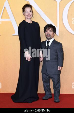 Erica Schmidt und Peter Dinklage bei der Premiere von Cyrano UK am 7th. Dezember 2021 in London, Großbritannien. Foto von Stuart Hardy/ABACAPRESS.COM Stockfoto