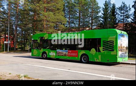 Umea, Norrland Schweden - 2. Juni 2019: Ein grüner Elektrobus wartet darauf, aufgeladen zu werden Stockfoto