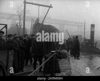 Gdañsk, 1948-12-12. Stocznia Gdañska. Wodowanie rudowêglowca Jednoœæ Robotnicza, którego budowê ukoñczono 33 dni przed terminem, dla uczczenia Kongresu Jednoœci (15-22 XII). wb PAP Danzig, 12. Dezember 1948. Die Danziger Werft. Der Start des Kohlenerzträgers Jednosc Robotnicza (Worker Unity), der 33 Tage vor dem Zeitplan gebaut wurde, um den Kongress der Einheit zu ehren (Dez 15-22). wb PAP Stockfoto