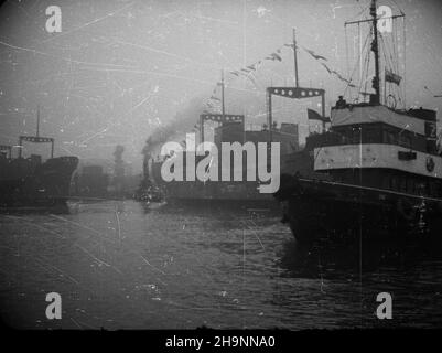 Gdañsk, 1948-12-12. Stocznia Gdañska. Wodowanie rudowêglowca Jednoœæ Robotnicza, którego budowê ukoñczono 33 dni przed terminem, dla uczczenia Kongresu Jednoœci (15-22 XII). wb PAP Danzig, 12. Dezember 1948. Die Danziger Werft. Der Start des Kohlenerzträgers Jednosc Robotnicza (Worker Unity), der 33 Tage vor dem Zeitplan gebaut wurde, um den Kongress der Einheit zu ehren (Dez 15-22). wb PAP Stockfoto