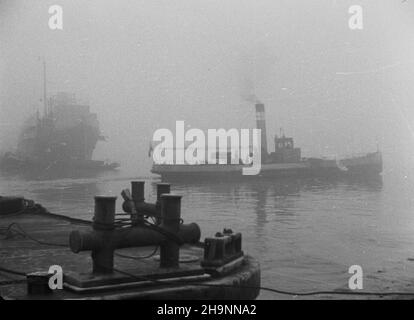 Gdañsk, 1948-12-12. Stocznia Gdañska. Wodowanie rudowêglowca Jednoœæ Robotnicza, którego budowê ukoñczono 33 dni przed terminem, dla uczczenia Kongresu Jednoœci (15-22 XII). wb PAP Danzig, 12. Dezember 1948. Die Danziger Werft. Der Start des Kohlenerzträgers Jednosc Robotnicza (Worker Unity), der 33 Tage vor dem Zeitplan gebaut wurde, um den Kongress der Einheit zu ehren (Dez 15-22). wb PAP Stockfoto