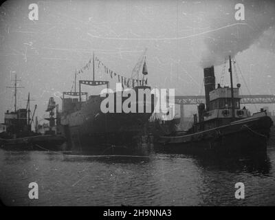 Gdañsk, 1948-12-12. Stocznia Gdañska. Wodowanie rudowêglowca Jednoœæ Robotnicza, którego budowê ukoñczono 33 dni przed terminem, dla uczczenia Kongresu Jednoœci (15-22 XII). wb PAP Danzig, 12. Dezember 1948. Die Danziger Werft. Der Start des Kohlenerzträgers Jednosc Robotnicza (Worker Unity), der 33 Tage vor dem Zeitplan gebaut wurde, um den Kongress der Einheit zu ehren (Dez 15-22). wb PAP Stockfoto