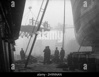 Gdañsk, 1948-12-12. Stocznia Gdañska. Wodowanie rudowêglowca Jednoœæ Robotnicza, którego budowê ukoñczono 33 dni przed terminem, dla uczczenia Kongresu Jednoœci (15-22 XII). wb PAP Danzig, 12. Dezember 1948. Die Danziger Werft. Der Start des Kohlenerzträgers Jednosc Robotnicza (Worker Unity), der 33 Tage vor dem Zeitplan gebaut wurde, um den Kongress der Einheit zu ehren (Dez 15-22). wb PAP Stockfoto