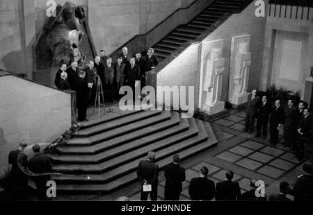 Warszawa, 1948-12-13. Otwarcie jubileuszowej (1898-1948) wystawy prax artysty rzeŸbiarza Xawerego Dunikowskiego w Muzeum Narodowym. Artysta Akt darowizny przekaza³ narodowi i Warszawie dorobek artystyczny ca³ego ¿ycia - 150 rzeŸb, 17 obrazów i kilkadziesi¹t rysunków. mta PAP Warschau, 13. Dezember 1948. Die Eröffnung der Jubiläumsausstellung (1898-1948) des Bildhauers Xawery Dunikowski im Nationalmuseum. Der Künstler schenkte seine lebenslange künstlerische Leistung, nämlich 150 Skulpturen, 17 Gemälde und Dutzende von Zeichnungen, der Nation und Warschau. mta PAP Stockfoto