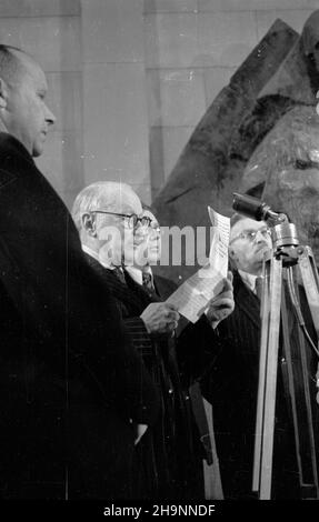 Warszawa, 1948-12-13. Otwarcie jubileuszowej (1898-1948) wystawy prax artysty rzeŸbiarza Xawerego Dunikowskiego w Muzeum Narodowym. Artysta Akt darowizny przekaza³ narodowi i Warszawie dorobek artystyczny ca³ego ¿ycia - 150 rzeŸb, 17 obrazów i kilkadziesi¹t rysunków. NZ. przemówienie jubilata. mta PAP Warschau, 13. Dezember 1948. Die Eröffnung der Jubiläumsausstellung (1898-1948) des Bildhauers Xawery Dunikowski im Nationalmuseum. Der Künstler schenkte der Nation und Warschau sein künstlerisches Lebenswerk, nämlich 150 Skulpturen, 17 Gemälde und zahlreiche Zeichnungen. Abgebildet: Xaver Stockfoto