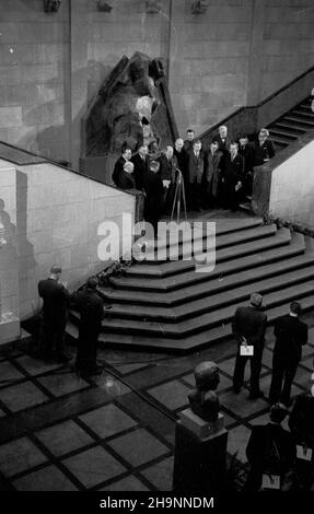 Warszawa, 1948-12-13. Otwarcie jubileuszowej (1898-1948) wystawy prax artysty rzeŸbiarza Xawerego Dunikowskiego w Muzeum Narodowym. Artysta Akt darowizny przekaza³ narodowi i Warszawie dorobek artystyczny ca³ego ¿ycia - 150 rzeŸb, 17 obrazów i kilkadziesi¹t rysunków. mta PAP Warschau, 13. Dezember 1948. Die Eröffnung der Jubiläumsausstellung (1898-1948) des Bildhauers Xawery Dunikowski im Nationalmuseum. Der Künstler schenkte seine lebenslange künstlerische Leistung, nämlich 150 Skulpturen, 17 Gemälde und Dutzende von Zeichnungen, der Nation und Warschau. mta PAP Stockfoto