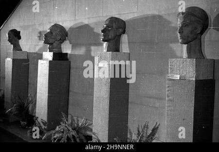 Warszawa, 1948-12-13. Otwarcie jubileuszowej (1898-1948) wystawy prax artysty rzeŸbiarza Xawerego Dunikowskiego w Muzeum Narodowym. Artysta Akt darowizny przekaza³ narodowi i Warszawie dorobek artystyczny ca³ego ¿ycia - 150 rzeŸb, 17 obrazów i kilkadziesi¹t rysunków. NZ. rzeŸby portretowe. mta PAP Warschau, 13. Dezember 1948. Die Eröffnung der Jubiläumsausstellung (1898-1948) des Bildhauers Xawery Dunikowski im Nationalmuseum. Der Künstler schenkte der Nation und Warschau sein künstlerisches Lebenswerk, nämlich 150 Skulpturen, 17 Gemälde und zahlreiche Zeichnungen. Abgebildet: Porträt Stockfoto