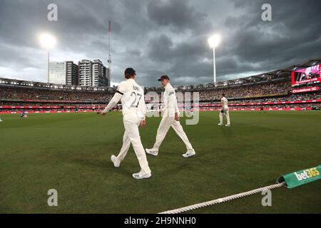 Englands Rory Burns ( links ) und Joe Root zwischen den Innings, während sich am ersten Tag des ersten Ashes-Tests in Gabba, Brisbane, Sturmwolken sammeln. Stockfoto