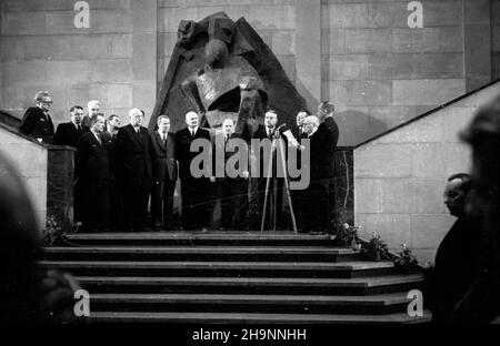 Warszawa, 1948-12-13. Otwarcie jubileuszowej (1898-1948) wystawy prax artysty rzeŸbiarza Xawerego Dunikowskiego w Muzeum Narodowym. Artysta Akt darowizny przekaza³ narodowi i Warszawie dorobek artystyczny ca³ego ¿ycia - 150 rzeŸb, 17 obrazów i kilkadziesi¹t rysunków. mta PAP Warschau, 13. Dezember 1948. Die Eröffnung der Jubiläumsausstellung (1898-1948) des Bildhauers Xawery Dunikowski im Nationalmuseum. Der Künstler schenkte seine lebenslange künstlerische Leistung, nämlich 150 Skulpturen, 17 Gemälde und Dutzende von Zeichnungen, der Nation und Warschau. mta PAP Stockfoto