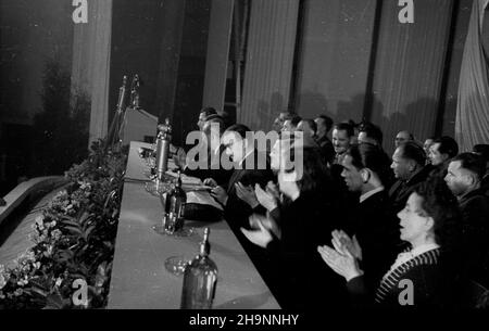 Warszawa, 1948-12-14. W sali teatru Roma, w przeddzieñ Kongresu Zjednoczeniowego, obradowa³ II Nadzwyczajny Zjazd Polskiej Partii Robotniczej (PPR). Przyj¹³ uchwa³ê o zjednoczeniu siê z Polsk¹ Parti¹ Socjalistyczn¹ (PPS) i utworzeniu Polskiej Zjednoczonej Partii Robotniczej (PZPR). NZ. za sto³em prezydialnym m.in.: prezydent Boles³aw Bierut (5P), cz³onek Biura Organizacyjnego PZPR Aleksander Zawadzki (4P), przodownik pracy Bernard Bugdo³ (2P). mw PAP Warschau, 14. Dezember 1948. Das Roma-Theater. Der außerordentliche Kongress der Polnischen Arbeiterpartei (PPR) 2nd am Vorabend der Vereinigungskongresses Stockfoto