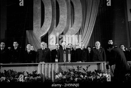 Warszawa, 1948-12-14. W sali teatru Roma, w przeddzieñ Kongresu Zjednoczeniowego, obradowa³ II Nadzwyczajny Zjazd Polskiej Partii Robotniczej (PPR). Przyj¹³ uchwa³ê o zjednoczeniu siê z Polsk¹ Parti¹ Socjalistyczn¹ (PPS) i utworzeniu Polskiej Zjednoczonej Partii Robotniczej (PZPR). NZ. stó³ prezydialny, w pierwszym rzêdzie od lewej: Wiceminister obrony narodowej Marian Spychalski, Minister Bezpieczeñstwa Publicznego Stanis³aw Radkiewicz, wicemarsza³ek Sejmu Roman Zambrowski, Minister przemys³u i handlu Hilary Minc, prezydent Boles³aw Bierut, cz³onek Biura Organizacyjnego PZPR Aleksander Zawadz Stockfoto