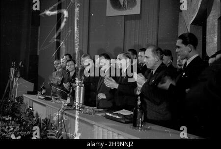 Warszawa, 1948-12-14. W sali teatru Roma, w przeddzieñ Kongresu Zjednoczeniowego, obradowa³ II Nadzwyczajny Zjazd Polskiej Partii Robotniczej (PPR). Przyj¹³ uchwa³ê o zjednoczeniu siê z Polsk¹ Parti¹ Socjalistyczn¹ (PPS) i utworzeniu Polskiej Zjednoczonej Partii Robotniczej (PZPR). NZ. stó³ prezydialny, w pierwszym rzêdzie od prawej: Przodownik pracy Bernard Bugdo³, podsekretarz stanu w Prezydium Rady Ministrów Jakub Berman, cz³onek Biura Organizacyjnego PZPR Aleksander Zawadzki, prezydent Boles³aw Bierut, Minister przemys³u i handlu Hilary Minc, wicemarsza³ek Sejmu Roman Zambrowski, Minister Stockfoto