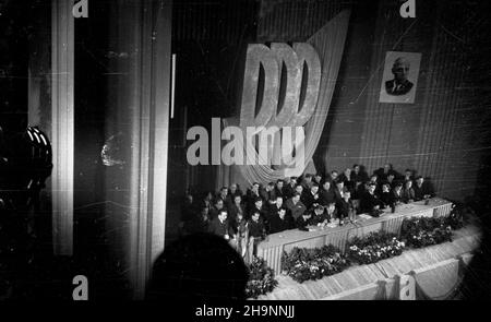 Warszawa, 1948-12-14. W sali teatru Roma, w przeddzieñ Kongresu Zjednoczeniowego, obradowa³ II Nadzwyczajny Zjazd Polskiej Partii Robotniczej (PPR). Przyj¹³ uchwa³ê o zjednoczeniu siê z Polsk¹ Parti¹ Socjalistyczn¹ (PPS) i utworzeniu Polskiej Zjednoczonej Partii Robotniczej (PZPR). mw PAP Warschau, 14. Dezember 1948. Das Roma-Theater. Der außerordentliche Kongress der Polnischen Arbeiterpartei (PPR) 2nd am Vorabend des Vereinigungskongresses. Der Kongress verabschiedete eine Resolution über die Vereinigung der PPR mit der Polnischen Sozialistischen Partei (PPS) zur Polnischen Vereinigten Arbeiterpartei (PZPR) Stockfoto