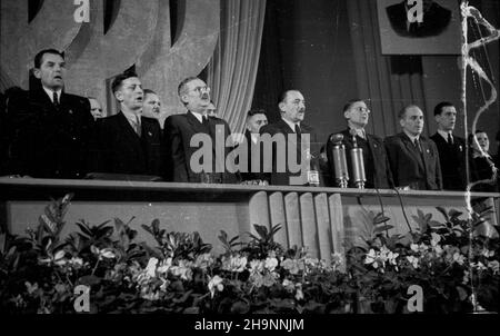 Warszawa, 1948-12-14. W sali teatru Roma, w przeddzieñ Kongresu Zjednoczeniowego, obradowa³ II Nadzwyczajny Zjazd Polskiej Partii Robotniczej (PPR). Przyj¹³ uchwa³ê o zjednoczeniu siê z Polsk¹ Parti¹ Socjalistyczn¹ (PPS) i utworzeniu Polskiej Zjednoczonej Partii Robotniczej (PZPR). NZ. stó³ prezydialny, od lewej: minister Bezpieczeñstwa Publicznego Stanis³aw Radkiewicz, wicemarsza³ek Sejmu Roman Zambrowski, zastêpca cz³onka Biura Politycznego KC PPR i cz³onek Biura Organizacyjnego KC Hilary Che³chowski, Minister przemys³u i handlu Hilary Minc, prezydent Boles³aw Bierut, cz³onek Biura Organizac Stockfoto