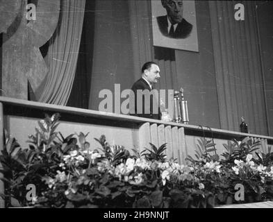 Warszawa, 1948-12-14. II Zjazd Polskiej Partii Robotniczej (PPR). Podczas zjazdu, który odby³ siê w sali teatru Roma, delegaci pojêli uchwa³ê o zjednoczeniu ruchu robotniczego i po³¹czeniu PPR i PPS w jedn¹ partiê robotnicz¹. NZ. Przemawia sekretarz generalny KC PPR Boles³aw Bierut. mta PAP Warschau, 14. Dezember 1948. Der Kongress der Polnischen Arbeiterpartei (PPR) 2nd im Roma-Theater, der eine Resolution zur Vereinigung der Arbeiterbewegung und der Verschmelzung von PPR und PPS (Polnische Sozialistische Partei) verabschiedete. Im Bild: Generalsekretär des PPR-Zentralkomitees Boleslaw Bierut spricht. mta Stockfoto