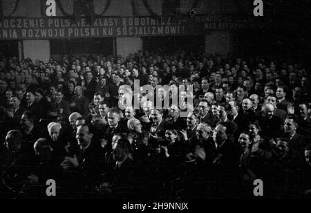 Warszawa, 1948-12-14. W sali teatru Roma, w przeddzieñ Kongresu Zjednoczeniowego, obradowa³ II Nadzwyczajny Zjazd Polskiej Partii Robotniczej (PPR). Przyj¹³ uchwa³ê o zjednoczeniu siê z Polsk¹ Parti¹ Socjalistyczn¹ (PPS) i utworzeniu Polskiej Zjednoczonej Partii Robotniczej (PZPR). mw PAP Warschau, 14. Dezember 1948. Das Roma-Theater. Der außerordentliche Kongress der Polnischen Arbeiterpartei (PPR) 2nd am Vorabend des Vereinigungskongresses. Der Kongress verabschiedete eine Resolution über die Vereinigung der PPR mit der Polnischen Sozialistischen Partei (PPS) zur Polnischen Vereinigten Arbeiterpartei (PZPR) Stockfoto