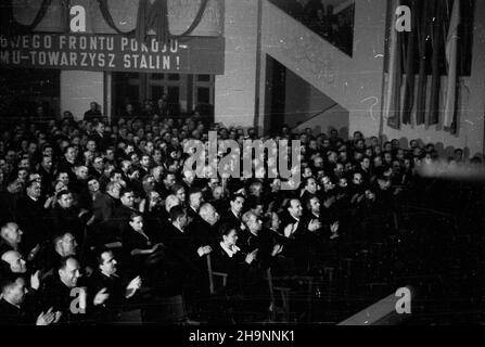 Warszawa, 1948-12-14. W sali teatru Roma, w przeddzieñ Kongresu Zjednoczeniowego, obradowa³ II Nadzwyczajny Zjazd Polskiej Partii Robotniczej (PPR). Przyj¹³ uchwa³ê o zjednoczeniu siê z Polsk¹ Parti¹ Socjalistyczn¹ (PPS) i utworzeniu Polskiej Zjednoczonej Partii Robotniczej (PZPR). NZ. Delegaci na sali obrad. mw PAP Warschau, 14. Dezember 1948. Das Roma-Theater. Der außerordentliche Kongress der Polnischen Arbeiterpartei (PPR) 2nd am Vorabend des Vereinigungskongresses. Der Kongress verabschiedete eine Resolution über die Vereinigung der PPR mit der Polnischen Sozialistischen Partei (PPS) zur Polnischen Vereinigten Arbeiterpartei Stockfoto