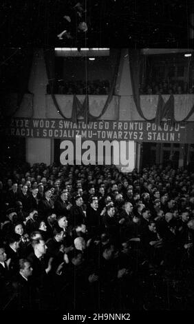 Warszawa, 1948-12-14. W sali teatru Roma, w przeddzieñ Kongresu Zjednoczeniowego, obradowa³ II Nadzwyczajny Zjazd Polskiej Partii Robotniczej (PPR). Przyj¹³ uchwa³ê o zjednoczeniu siê z Polsk¹ Parti¹ Socjalistyczn¹ (PPS) i utworzeniu Polskiej Zjednoczonej Partii Robotniczej (PZPR). NZ. Delegaci na sali obrad. mw PAP Warschau, 14. Dezember 1948. Das Roma-Theater. Der außerordentliche Kongress der Polnischen Arbeiterpartei (PPR) 2nd am Vorabend des Vereinigungskongresses. Der Kongress verabschiedete eine Resolution über die Vereinigung der PPR mit der Polnischen Sozialistischen Partei (PPS) zur Polnischen Vereinigten Arbeiterpartei Stockfoto