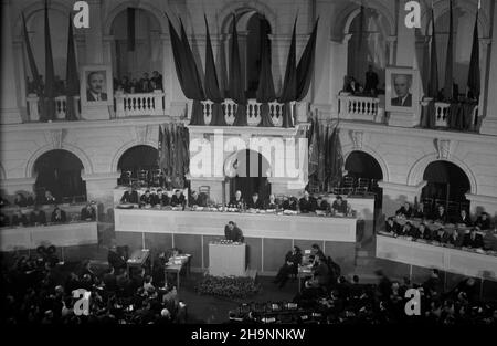 Warszawa, 1948-12-15. Kongres Zjednoczeniowy PPR (Polska Partia Robotnicza) i PPS (Polska Partia Socjalistyczna), 15-21 XII, w auli Politechniki Warszawskiej. I Zjazd PZPR (Polska Zjednozona Partia Robotnicza). ka PAP Warschau, 15. Dezember 1948. Der Vereinigungskongress der Polnischen Arbeiterpartei (PPR) und der Polnischen Sozialistischen Partei (PPS) hielt am 15. Und 21. Dezember an der Technischen Universität Warschau Debatten ab. Der Kongress der Polnischen Vereinigten Arbeiterpartei (PZPR) 1st. mw PAP Stockfoto