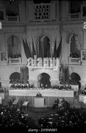 Warszawa, 1948-12-15. Kongres Zjednoczeniowy PPR (Polska Partia Robotnicza) i PPS (Polska Partia Socjalistyczna), 15-21 XII, w auli Politechniki Warszawskiej. I Zjazd PZPR (Polska Zjednozona Partia Robotnicza). ka PAP Warschau, 15. Dezember 1948. Der Einheitskongress der Polnischen Arbeiterpartei (PPR) und der Polnischen Sozialistischen Partei (PPS) am 15-21. Dezember im Hauptsaal der Technischen Universität Warschau. Der Kongress war gleichzeitig der Kongress der Polnischen Vereinigten Arbeiterpartei (PUWP) von 1st. ka PAP Stockfoto