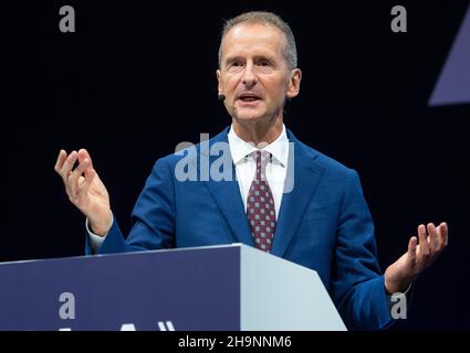 München, Deutschland. 07th September 2021. Herbert Diess, Vorsitzender des Vorstands von Volkswagen, spricht auf einer Bühne während der IAA. (To dpa 'Finale in Wolfsburg? - VW-Aufsichtsrat will sensible Themen binden') Quelle: Sven Hoppe/dpa/Alamy Live News Stockfoto