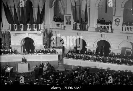 Warszawa, 1948-12-15. Kongres Zjednoczeniowy PPR (Polska Partia Robotnicza) i PPS (Polska Partia Socjalistyczna), 15-21 XII, w auli Politechniki Warszawskiej. I Zjazd PZPR (Polska Zjednozona Partia Robotnicza). ka PAP Warschau, 15. Dezember 1948. Der Vereinigungskongress der Polnischen Arbeiterpartei (PPR) und der Polnischen Sozialistischen Partei (PPS) hielt am 15. Und 21. Dezember an der Technischen Universität Warschau Debatten ab. Der Kongress der Polnischen Vereinigten Arbeiterpartei (PZPR) 1st. mw PAP Stockfoto