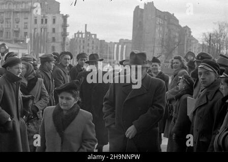 Warszawa, 1948-12-15. Kongres Zjednoczeniowy Polskiej Partii Robotniczej (PPR) i Polskiej Partii Socjalistycznej (PPS) obradowa³ 15-21 grudnia, w auli Gmachu G³ównego Politechniki Warszawskiej. Powsta³a Polska Zjednoczona Partia Robotnicza (PZPR). NZ. Przed wejœciem do gmachu. mw PAP Warschau, 15. Dezember 1948. Der Vereinigungskongress der Polnischen Arbeiterpartei (PPR) und der Polnischen Sozialistischen Partei (PPS) hielt am 15. Und 21. Dezember im Hauptgebäude der Warschauer Technischen Universität Debatten ab. Die Polnische Vereinigte Arbeiterpartei (PZPR) wurde gegründet. Bild: Vor dem Gebäude. mw PAP Stockfoto