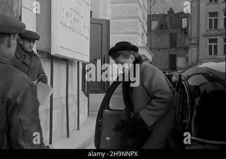 Warszawa, 1948-12-15. Kongres Zjednoczeniowy Polskiej Partii Robotniczej (PPR) i Polskiej Partii Socjalistycznej (PPS) obradowa³ 15-21 grudnia, w auli Gmachu G³ównego Politechniki Warszawskiej. Powsta³a Polska Zjednoczona Partia Robotnicza (PZPR). NZ. Wiceminister edukacji Eugenia Krassowska przed wejœciem do gmachu. mw PAP Warschau, 15. Dezember 1948. Der Vereinigungskongress der Polnischen Arbeiterpartei (PPR) und der Polnischen Sozialistischen Partei (PPS) hielt am 15. Und 21. Dezember im Hauptgebäude der Warschauer Technischen Universität Debatten ab. Die Polnische Vereinigte Arbeiterpartei (PZPR) wurde gegründet. Im Bild: In FRO Stockfoto