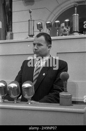 Warszawa, 1948-12-15. Kongres Zjednoczeniowy Polskiej Partii Robotniczej (PPR) i Polskiej Partii Socjalistycznej (PPS) obradowa³ 15-21 grudnia, w auli Gmachu G³ównego Politechniki Warszawskiej. Powsta³a Polska Zjednoczona Partia Robotnicza (PZPR). mw PAP Warschau, 15. Dezember 1948. Der Vereinigungskongress der Polnischen Arbeiterpartei (PPR) und der Polnischen Sozialistischen Partei (PPS) hielt am 15. Und 21. Dezember im Hauptgebäude der Warschauer Technischen Universität Debatten ab. Die Polnische Vereinigte Arbeiterpartei (PZPR) wurde gegründet. mw PAP Stockfoto