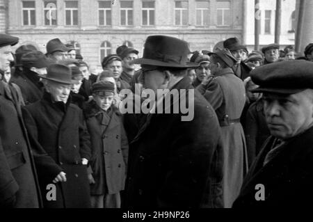 Warszawa, 1948-12-15. Kongres Zjednoczeniowy Polskiej Partii Robotniczej (PPR) i Polskiej Partii Socjalistycznej (PPS) obradowa³ 15-21 grudnia, w auli Gmachu G³ównego Politechniki Warszawskiej. Powsta³a Polska Zjednoczona Partia Robotnicza (PZPR). NZ. Przed wejœciem do gmachu Politechniki, od prawej: minister leœnictwa Boles³aw Podedworny, Minister kultury i sztuki Stefan Dybowski. mw PAP Warschau, 15. Dezember 1948. Der Vereinigungskongress der Polnischen Arbeiterpartei (PPR) und der Polnischen Sozialistischen Partei (PPS) hielt am 15. Und 21. Dezember im Hauptgebäude der Warschauer Technischen Universität Debatten ab. Stockfoto