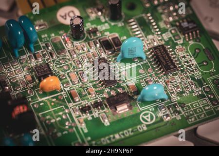 Eine Computerplatine liegt auf einer weißen Tastatur Stockfoto