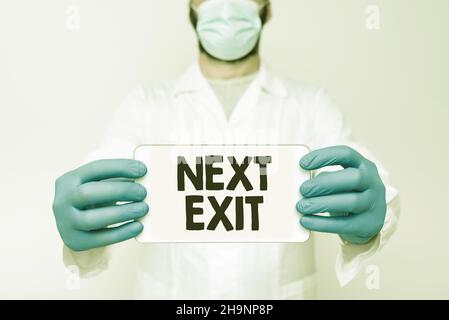 Text wird geschrieben, der Text wird angezeigt Nächster Beenden. Wort geschrieben auf dem folgenden Ausweg oder Akt des Austritts an einem Ort oder Autobahn Research Scientist Presenting New Stockfoto
