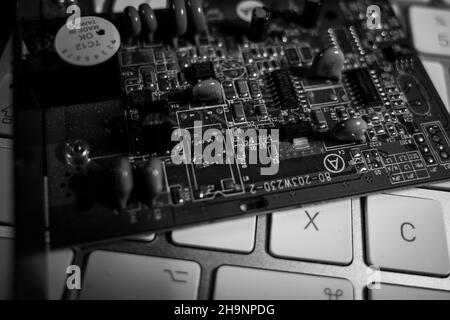 Eine Computerplatine liegt auf einer weißen Tastatur Stockfoto